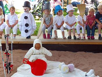 Die Abteilung "Winter" mit dem Schneemann hatte beim Sommerfest der Trebgaster Kindertagesstätte ihren gorßen, gelungenen Auftritt. Foto: Dieter Hübner