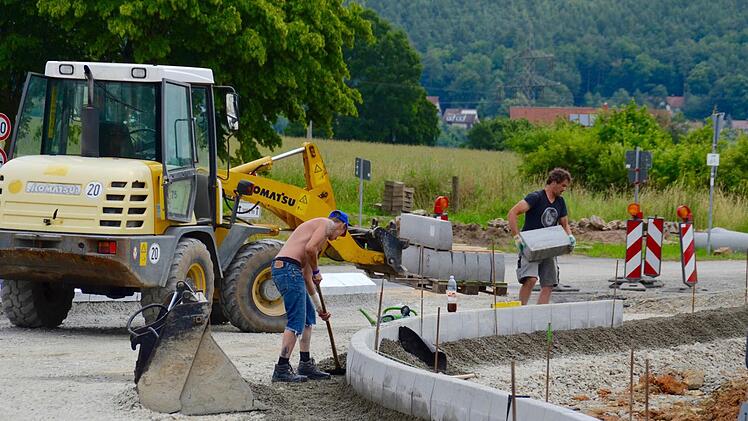 Die beiden setzen Randsteine an der künftigen Kreiselausfahrt nach Bad Bocklet. Foto: Kathrin Kupka-Hahn