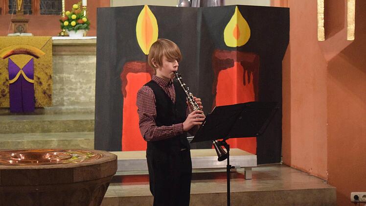 Jonathan Franz spielt "Tochter Zion" auf der Klarinette. Foto: Daniela Pondelicek