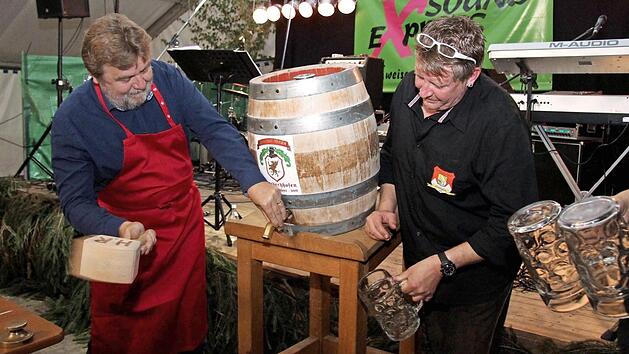 B&uuml;rgermeister Horst Rehder (l.) und Stefan Leipold er&ouml;ffnen die Kerwa. Foto: Richard S&auml;nger