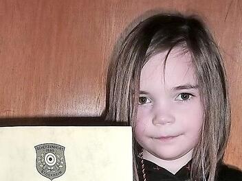 Für die siebenjährige Lea Müller war es ein besonderes Erlebnis, am Jedermannschießen teilzunehmen. Locker nahm die kleine Lea ihre Urkunde in Empfang. Foto: Gerd Fleischmann