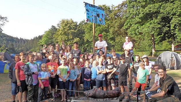 Eine Sau am Spieß wurde über dem Lagerfeuer gegrillt. Foto: privat