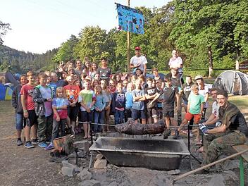 Eine Sau am Spie&szlig; wurde &uuml;ber dem Lagerfeuer gegrillt. Foto: privat