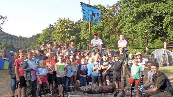 Eine Sau am Spieß wurde über dem Lagerfeuer gegrillt. Foto: privat
