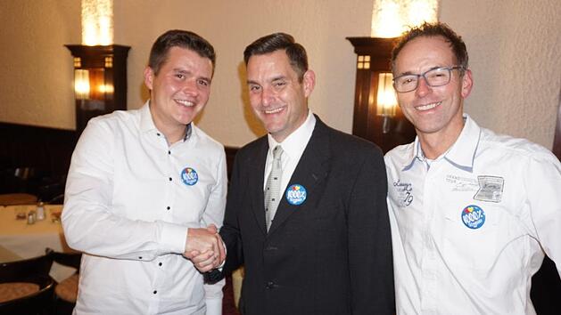 Dirk Stumpe Dirk Stumpe (Mitte) ist der B&uuml;rgermeisterkandidat der PWG Bad Br&uuml;ckenau.  Es gratulierten zur Nominierung der&nbsp; Vorsitzende Jonathan Kirchner  (links) und sein Stellvertreter&nbsp; J&uuml;rgen Lang (rechts). Foto: Marion Eckert