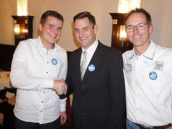 Dirk Stumpe Dirk Stumpe (Mitte) ist der Bürgermeisterkandidat der PWG Bad Brückenau.  Es gratulierten zur Nominierung der  Vorsitzende Jonathan Kirchner  (links) und sein Stellvertreter  Jürgen Lang (rechts). Foto: Marion Eckert