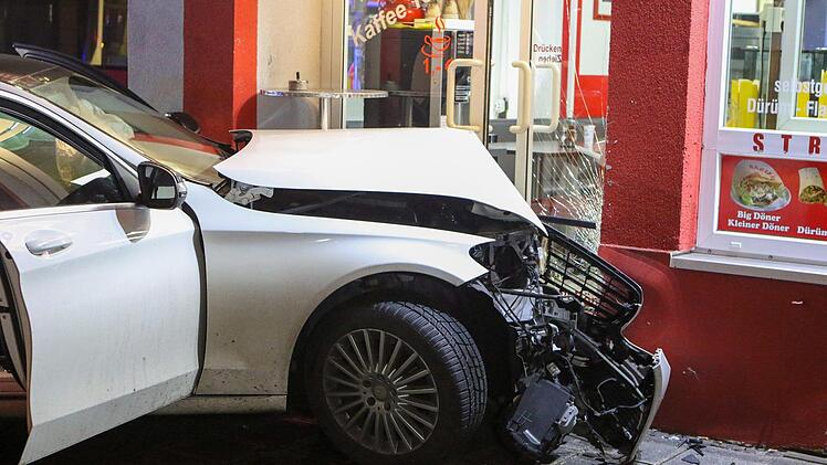 Unfall in N&uuml;rnberg: Ein Auto ist in der Nacht auf Dienstag in einen D&ouml;nerladen gefahren. Foto: NEWS5 / Friedrich