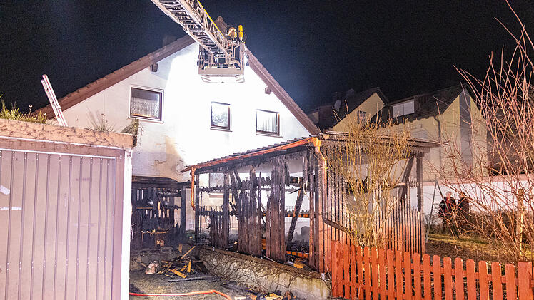 Gartenlaube niedergebrannt: Feuer drohte auf Wohnhaus überzugreifen