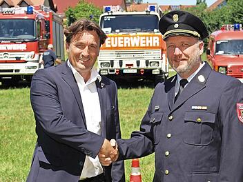 J&ouml;rg Raber (rechts) nimmt beim &bdquo;Blaulichtfest&ldquo; die Gl&uuml;ckw&uuml;nsche von B&uuml;rgermeister Gerd Dallner entgegen.