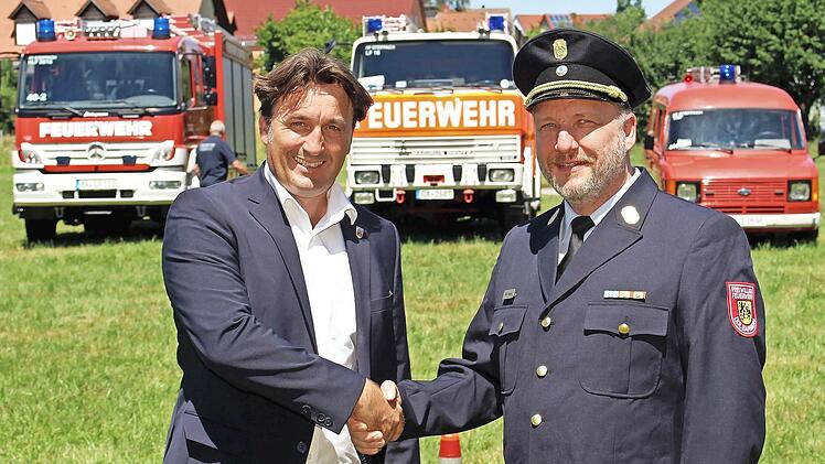 J&ouml;rg Raber (rechts) nimmt beim &bdquo;Blaulichtfest&ldquo; die Gl&uuml;ckw&uuml;nsche von B&uuml;rgermeister Gerd Dallner entgegen.