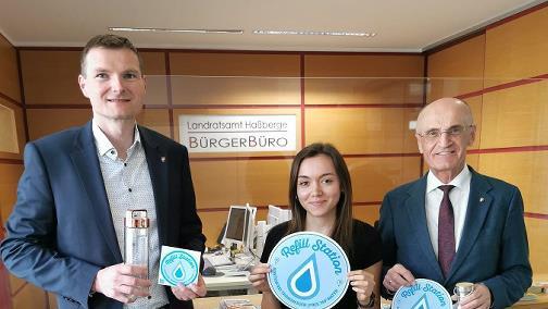 Landrat Wilhelm Schneider (r.) gemeinsam mit Franziska Schmoll (Geschäftsstellenleiterin Gesundheitsregion) und Geschäftsleiter Marcus Fröhlich im Bürgerbüro des Landratsamts Haßberge.