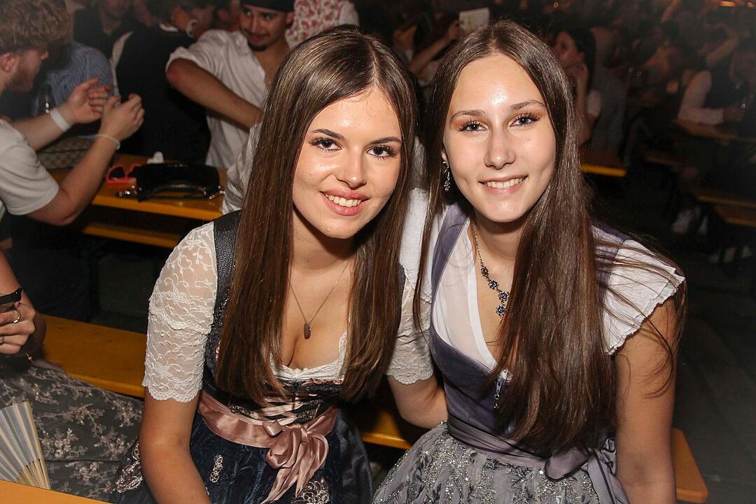 Tanzen, Feiern, Mitsingen &ndash; bayerische Partystimmung bis Mitternacht.