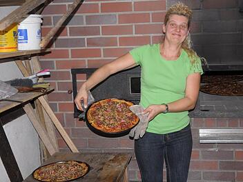 Heike Byczok gehört zu den Helferinnen, die bei den Backofenfesten mit anpacken. Foto: Hartmut Forkel