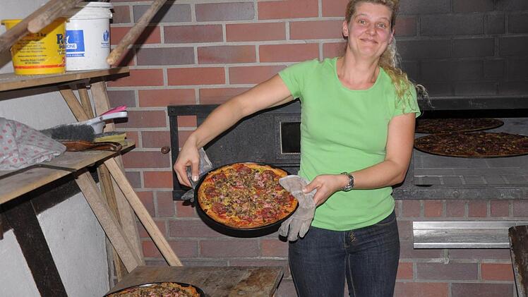 Heike Byczok gehört zu den Helferinnen, die bei den Backofenfesten mit anpacken. Foto: Hartmut Forkel