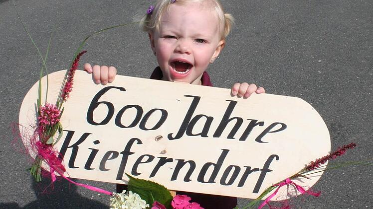 Die kleine Hanna durfte das Ortsschild voraustragen.