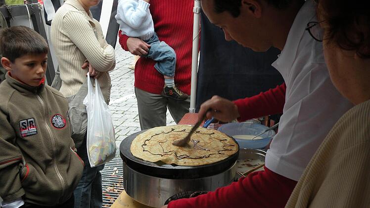 Jérôme Kerriel bereitet einen leckeren süßen Crêpe zu.