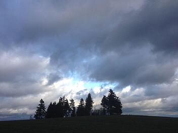 Den Wolken nach hätte man meinen können, da braut sich etwas zusammen. Der befürchtete Sturm blieb am Wochenende im Frankenwald aber lediglich ein stärkerer Wind. Foto: Peter Hänel
