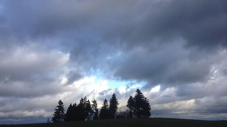 Den Wolken nach hätte man meinen können, da braut sich etwas zusammen. Der befürchtete Sturm blieb am Wochenende im Frankenwald aber lediglich ein stärkerer Wind. Foto: Peter Hänel