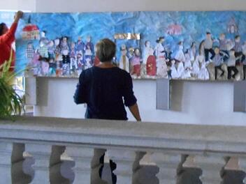 Im Schloss wird die Wallfahrts-Ausstellung der Grundschule aufgebaut.  Foto: Konrad Götz