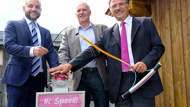 Gemeinsam drücken sie den Startknopf (von links): Michael Gstädtner, Jürgen Karle und Klaus Markert. Foto: Gerd Schaar