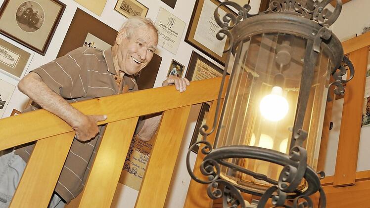 Richard Eichfelder ist die Freude an seiner außergewöhnlichen Dielen-Lampe anzusehen. Foto: Matthias Hoch