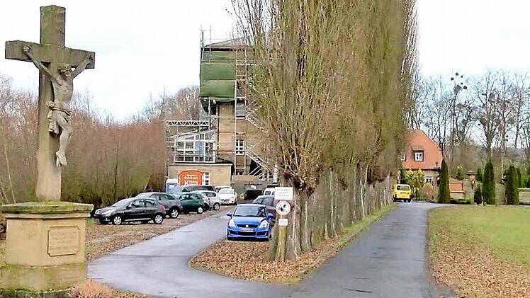 Der Pflege-Skandal von Gleusdorf verfolgt einige Heimbewohner bis über den Tod hinaus. Nicht nur, dass ihnen nach dem Ableben noch nachträglich fiktive Pflegekosten in Rechnung gestellt wurden. Jetzt soll auch die Obduktion einer exhumierten Frau mögliche Beweise über die unzulänglichen Zustände in der Seniorenresidenz im Itzgrund liefern. Foto: News5/Herse
