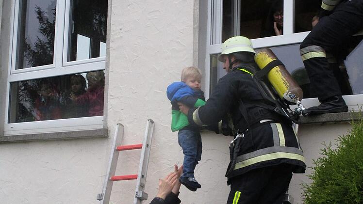 Die Kinder standen sogar Schlange, jeder wollte wie der einjährige Matheo "gerettet" werden.  Foto: Stephanie Elm