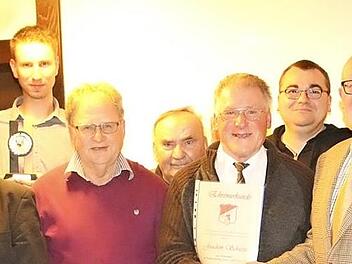 Zahlreiche Mitglieder wurden bei der Hauptversammlung des Kleintierzuchtvereins Grub am Forst mit Ehrennadeln ausgezeichnet. Joachim Schütze (Siebter von links) wurde durch den Vorsitzenden Dieter Büttner (Vierter von rechts) zum Ehrenmitglied ernannt.  Foto: Michael Stelzner