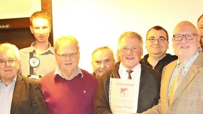 Zahlreiche Mitglieder wurden bei der Hauptversammlung des Kleintierzuchtvereins Grub am Forst mit Ehrennadeln ausgezeichnet. Joachim Schütze (Siebter von links) wurde durch den Vorsitzenden Dieter Büttner (Vierter von rechts) zum Ehrenmitglied ernannt.  Foto: Michael Stelzner