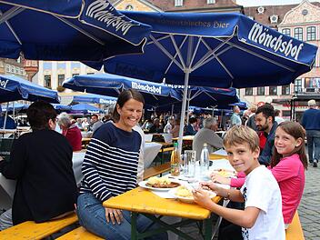 Zum Klößmarkt-Auftakt am Freitagmittag füllten sich die Bierbänke rund ums Denkmal ganz schnell mit den Fans der Coburger Leckerei.Foto: Ulrike Nauer