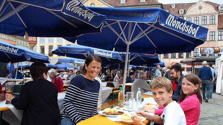 Zum Klößmarkt-Auftakt am Freitagmittag füllten sich die Bierbänke rund ums Denkmal ganz schnell mit den Fans der Coburger Leckerei.Foto: Ulrike Nauer