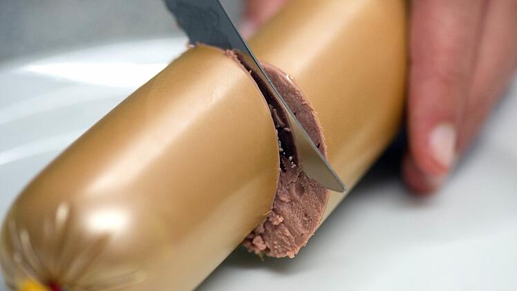 Gefährlicher Tierköder in Karlstadt (Kreis Main-Spessart) gefunden. Der Täter  spickte Leberwurst mit Glassplittern und Reißnägeln. Symbolfoto: Federico Gambarini/dpa