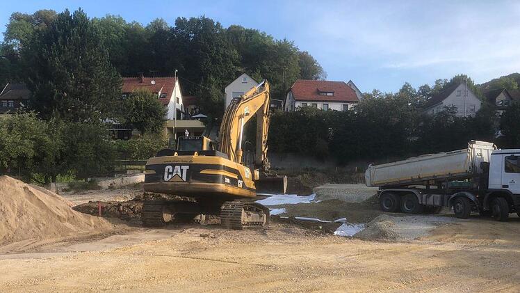 Die Arbeiten für das neue Feuerwehrhaus in Heiligenstadt sind in vollem Gange.  Foto: Carmen Schwind