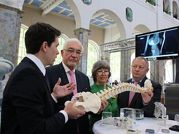 Die Gesundheitstage war das Aushängeschild des Fördervereins Gesundheitszentrum: Hier erläutert Oberarzt Marco Amann (von links) Regierungspräsident Paul Beinhofer, die damalige Vorsitzende Eva Maria Roer und Landrat Thomas Bold das Angebot des Orthopädischen Krankenhauses Werneck.  Foto: Ralf Ruppert/Archiv