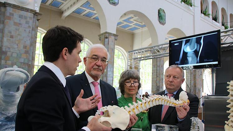 Die Gesundheitstage war das Aushängeschild des Fördervereins Gesundheitszentrum: Hier erläutert Oberarzt Marco Amann (von links) Regierungspräsident Paul Beinhofer, die damalige Vorsitzende Eva Maria Roer und Landrat Thomas Bold das Angebot des Orthopädischen Krankenhauses Werneck.  Foto: Ralf Ruppert/Archiv