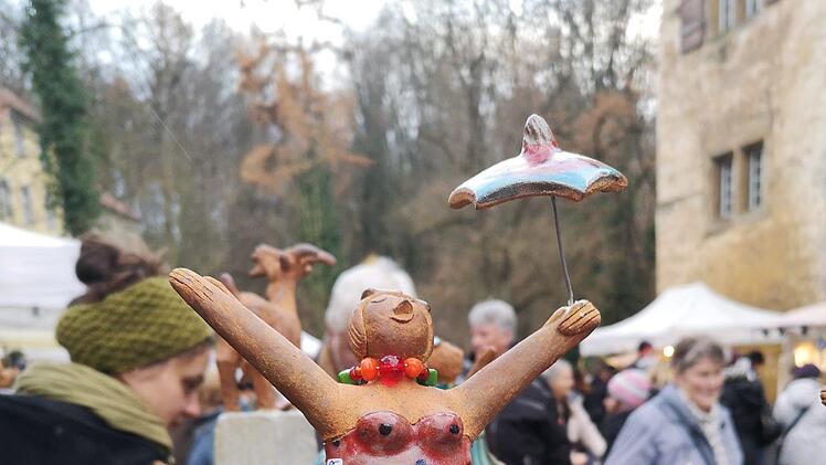 Gartenkeramik und kunstvolle Figuren locken die Gäste.Foto: Katharina Müller-Sanke