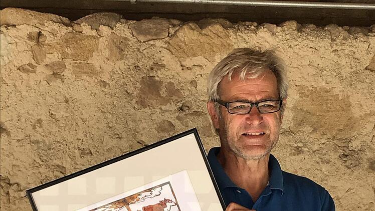 Georg "Schorsch" Neutzner präsentiert seine drei Linoldruckmotive im  Gasthaus Sponsel. Foto: Thomas Weichert