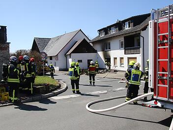 Bis in den Freitagnachmittag hinein dauerten die Löscharbeiten in Waldsachsen. Foto: Michael Stelzner