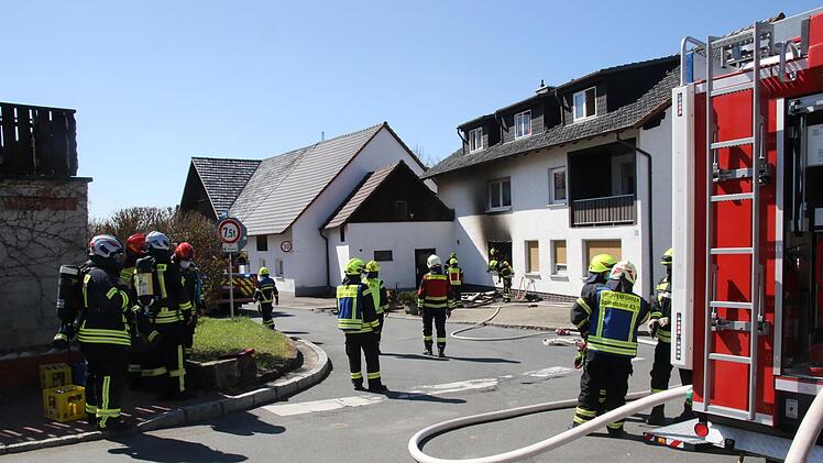Bis in den Freitagnachmittag hinein dauerten die Löscharbeiten in Waldsachsen. Foto: Michael Stelzner