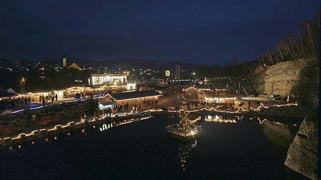 Im Granitzentrum Bayerischer Wald in Hauzenberg erlebst du einen Weihnachtsmarkt im Steinbruch.