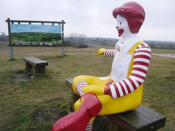 Das McDonald's-Maskottchen sitzt auf einer Bank am Görauer Anger und genießt die Fernsicht. Im Hintergrund ist der Kasendorfer Ortsteil Zultenberg zu sehen. Fotos: Otto Arnold