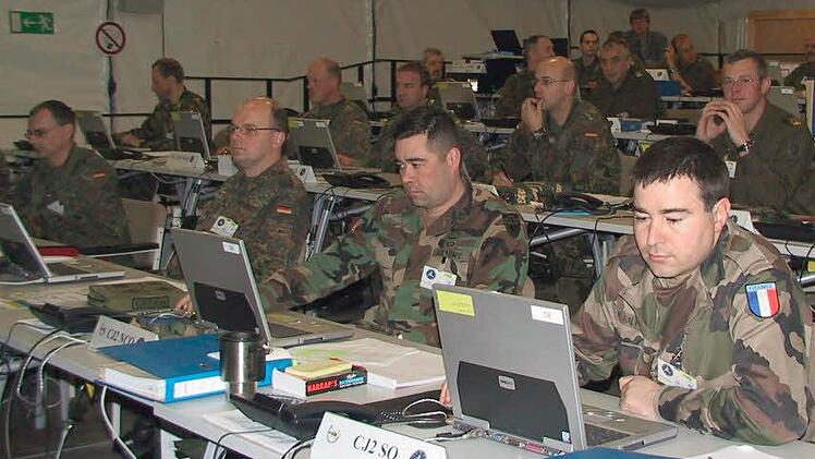 Hunderte Kilometer Kabel müssen für die Übungen im Gefechtssimulationszentrums gelegt werden.