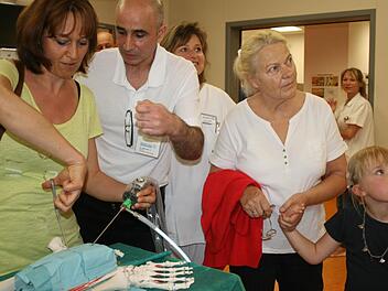 Katja Maatz (links) probiert unter der Anleitung von Abolfazl Ajeli-Kargar eine "Operation" am Kniegelenk.