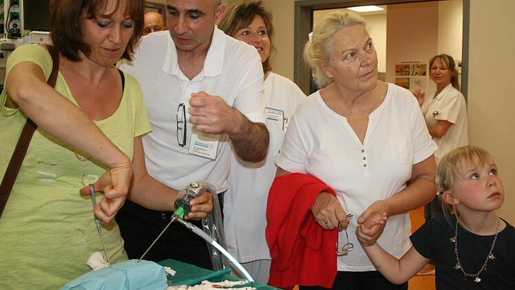 Katja Maatz (links) probiert unter der Anleitung von Abolfazl Ajeli-Kargar eine "Operation" am Kniegelenk.