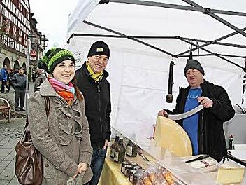 Zufriedener Händler: Dirk Eisenberg aus Heideck verkauft seine Spezialitäten aus Tirol an Manuel Kersting und Raphaela Graber. Foto: Sonja Adam
