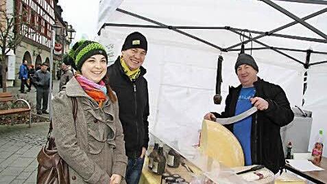 Zufriedener Händler: Dirk Eisenberg aus Heideck verkauft seine Spezialitäten aus Tirol an Manuel Kersting und Raphaela Graber. Foto: Sonja Adam