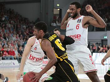 Darius Miller verteidigt gegen den Ludwigsburger Aufbauspieler Kerron Johnson (vorne). Fotos: sportpress