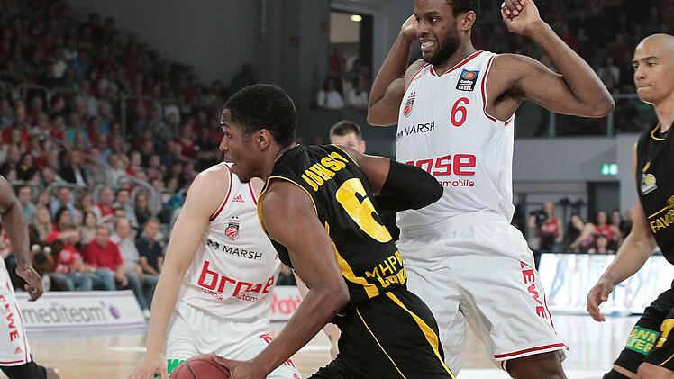 Darius Miller verteidigt gegen den Ludwigsburger Aufbauspieler Kerron Johnson (vorne). Fotos: sportpress