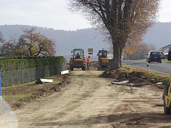 Der Radwegbau nach Euerdorf geht gut voran, die Trasse ist bereits ausgekoffert. Foto: Winfried Ehling