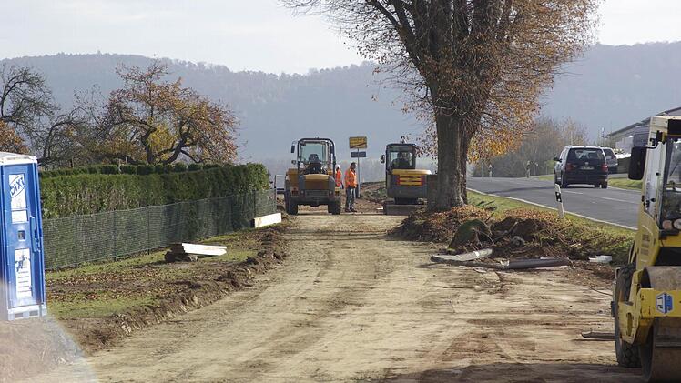 Der Radwegbau nach Euerdorf geht gut voran, die Trasse ist bereits ausgekoffert. Foto: Winfried Ehling